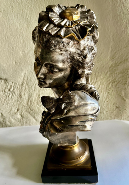 Bronzo argentato e dorato di Auguste PEIFFER (1832-1886), "Giovane donna con farfalla"