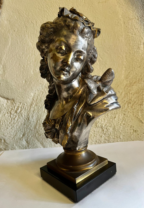 Bronzo argentato e dorato di Auguste PEIFFER (1832-1886), "Giovane donna con farfalla"