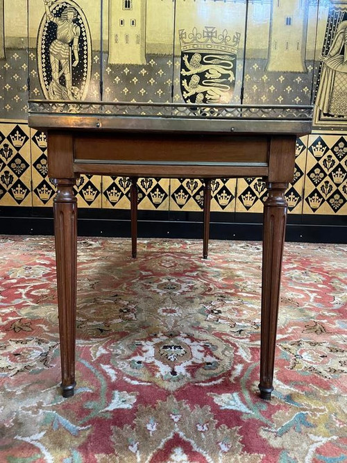 Louis XVI style coffee table in Carrara marble