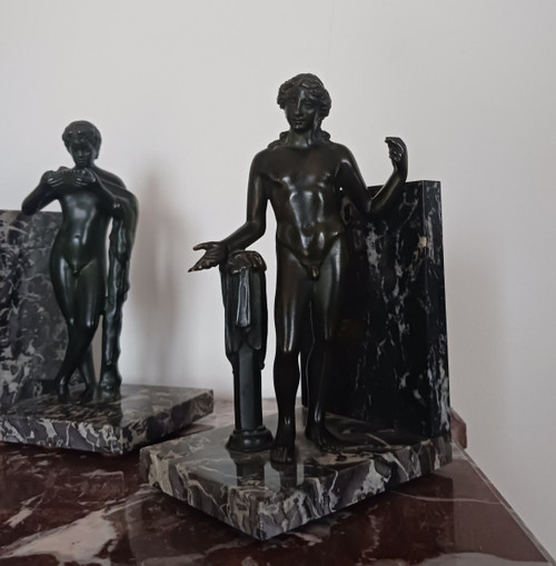 Souvenir der Grand Tour – Paar Buchstützen aus Marmor – Apollo und Flutor Satyr