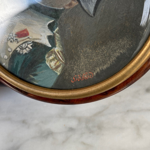 Round magnifying glass box decorated with a miniature of the Emperor by Siopond