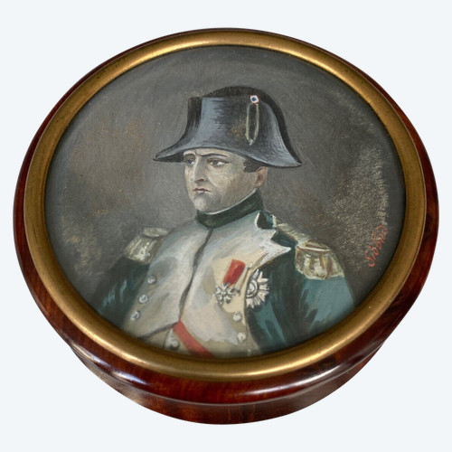Round magnifying glass box decorated with a miniature of the Emperor by Siopond