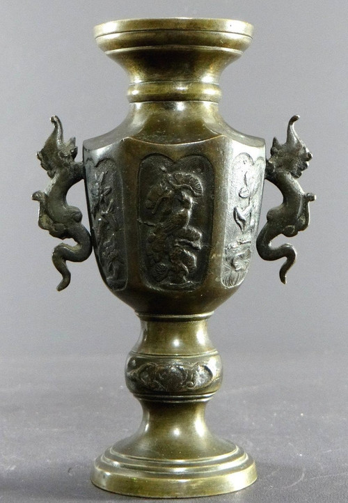 Vietnam, um 1900, Paar Bronzevasen mit einem Dekor aus Vögeln und Blumen.