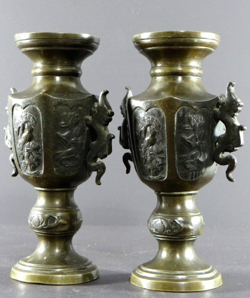 Vietnam, um 1900, Paar Bronzevasen mit einem Dekor aus Vögeln und Blumen.