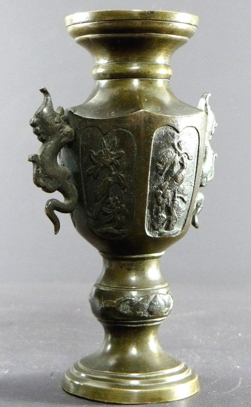 Vietnam, um 1900, Paar Bronzevasen mit einem Dekor aus Vögeln und Blumen.