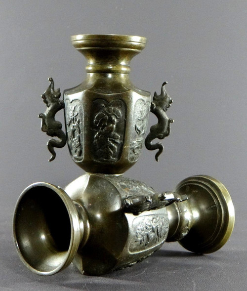 Vietnam, um 1900, Paar Bronzevasen mit einem Dekor aus Vögeln und Blumen.