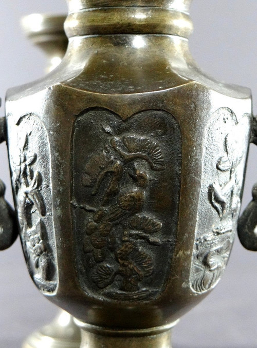 Vietnam, um 1900, Paar Bronzevasen mit einem Dekor aus Vögeln und Blumen.