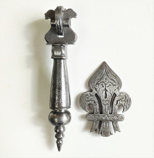 Heurtoir De Porte Ancien En Fer Forgé à La Fleur De Lys
