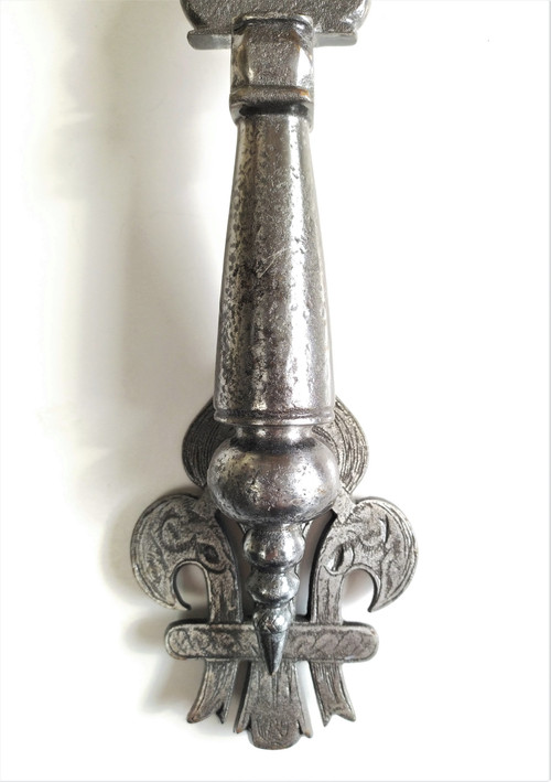 Heurtoir De Porte Ancien En Fer Forgé à La Fleur De Lys