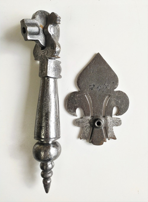 Heurtoir De Porte Ancien En Fer Forgé à La Fleur De Lys