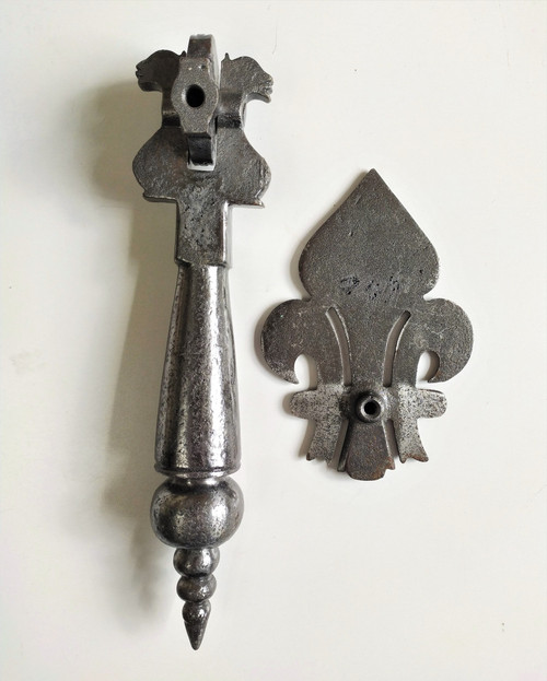Heurtoir De Porte Ancien En Fer Forgé à La Fleur De Lys