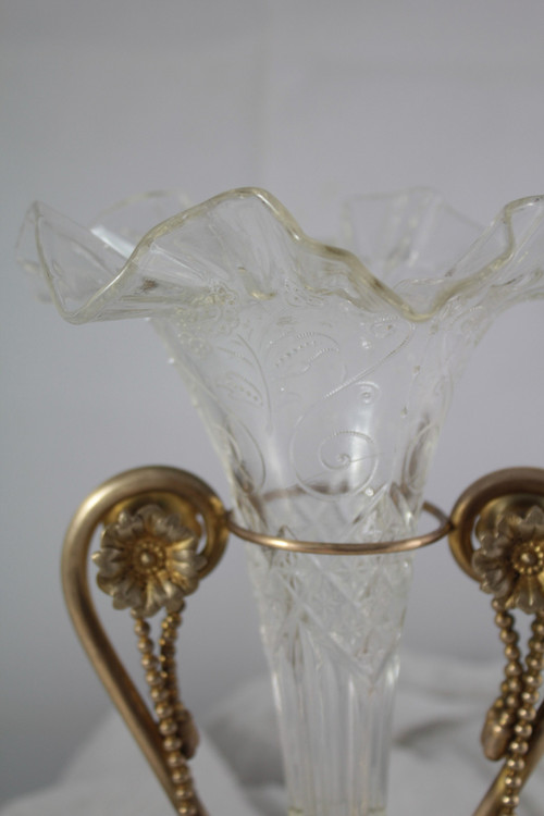 Hornvase aus Glas und vergoldeter Metallfassung um 1900
