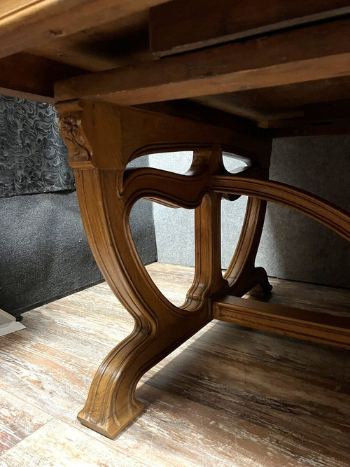 D'après Louis Majorelle : Muséale table école de Nancy en noyer et frêne époque Art Nouveau 