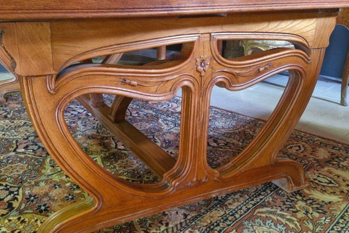 D'après Louis Majorelle : Muséale table école de Nancy en noyer et frêne époque Art Nouveau 