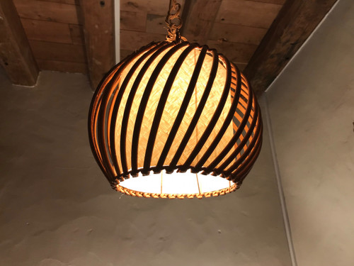 Lampada a sospensione in rattan degli anni '50.