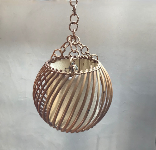 Lampada a sospensione in rattan degli anni '50.