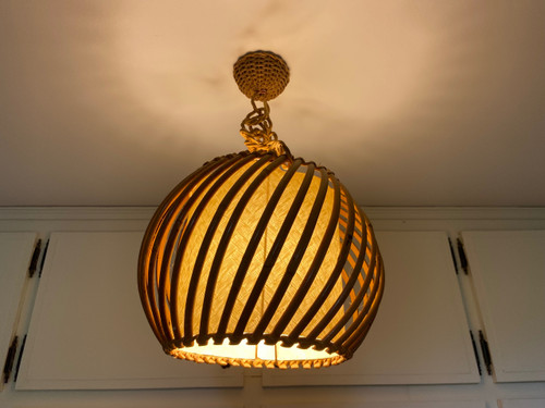 Lampada a sospensione in rattan degli anni '50.