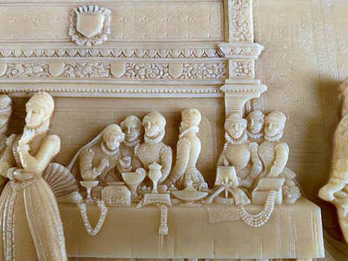 Bas Relief Historique Issue De La Fontaine Pétrifiante De Saint Nectaire