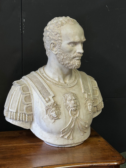 Grande ritratto di imperatore romano con corazza - Scultura in gesso del XX secolo