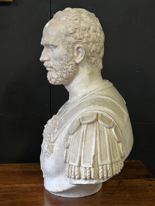 Grande ritratto di imperatore romano con corazza - Scultura in gesso del XX secolo