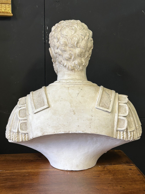Grande ritratto di imperatore romano con corazza - Scultura in gesso del XX secolo