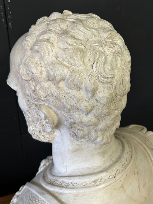 Grande ritratto di imperatore romano con corazza - Scultura in gesso del XX secolo