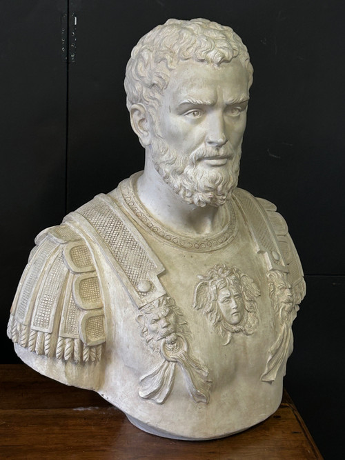Grande ritratto di imperatore romano con corazza - Scultura in gesso del XX secolo