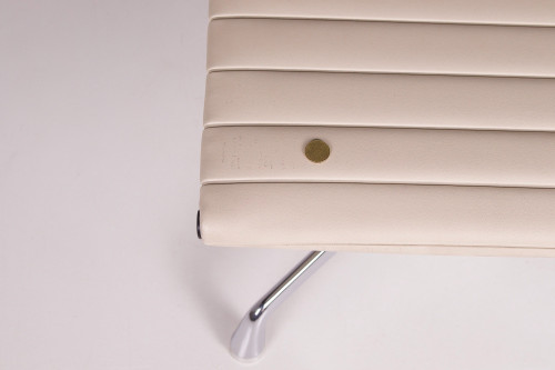 Ottoman “Soft Pad” E125 de Charles & Ray Eames