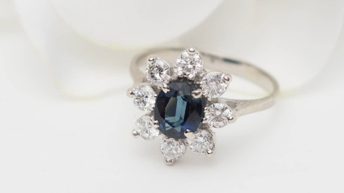 Bague entourage en or blanc, saphir ovale et diamants 