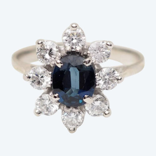 Bague entourage en or blanc, saphir ovale et diamants 