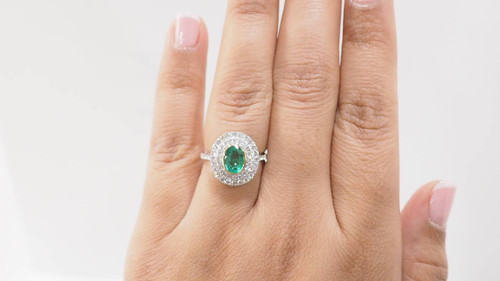 Bague entourage en or bicolore, émeraude ovale et diamants