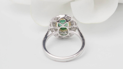 Bague entourage en or bicolore, émeraude ovale et diamants