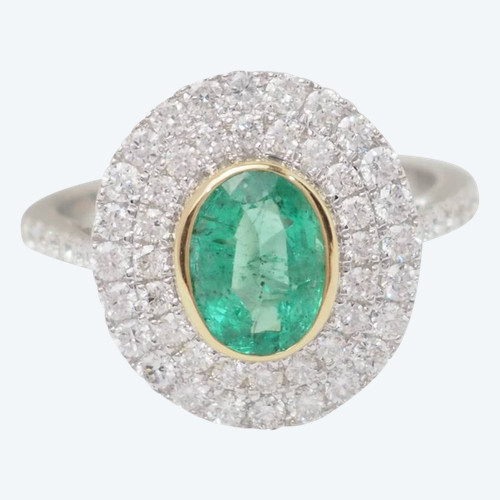 Bague entourage en or bicolore, émeraude ovale et diamants
