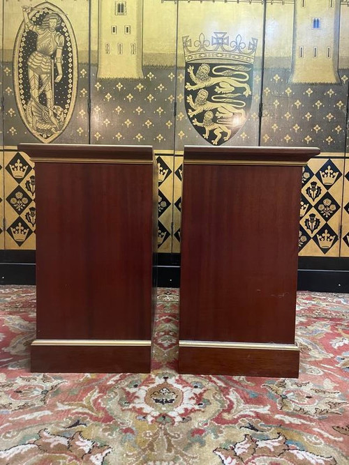 Paire de tables de chevet en acajou et laiton