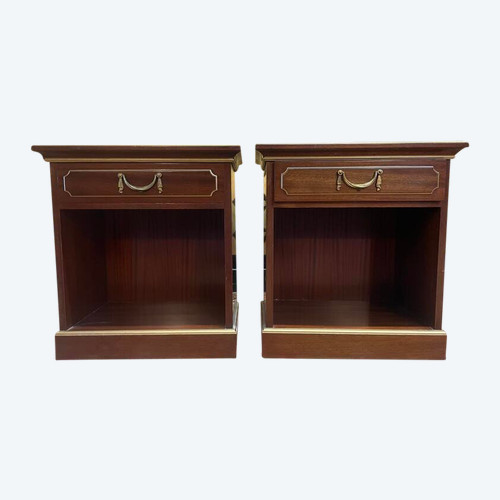 Paire de tables de chevet en acajou et laiton