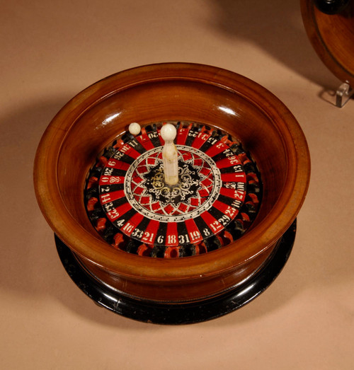  Interessante roulette da viaggio in legno tornito.