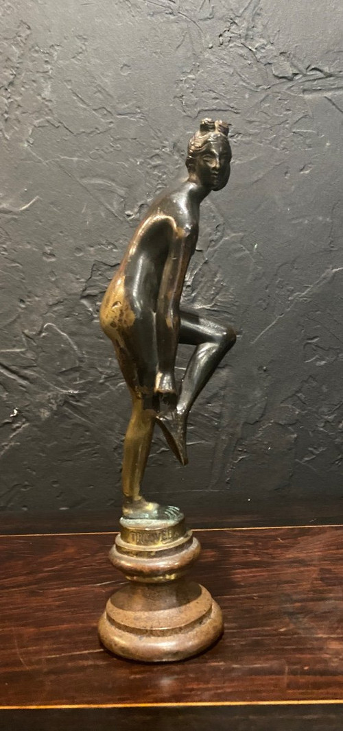 Scultura in bronzo - Venere che si toglie il sandalo - Francia - XVIII secolo (O Ant.)