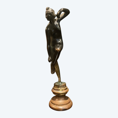 Scultura in bronzo - Venere che si toglie il sandalo - Francia - XVIII secolo (O Ant.)