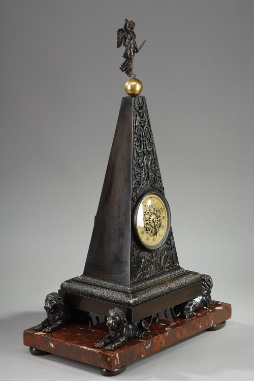 Obelisk-Pendeluhr aus patinierter und vergoldeter Bronze, Charles X