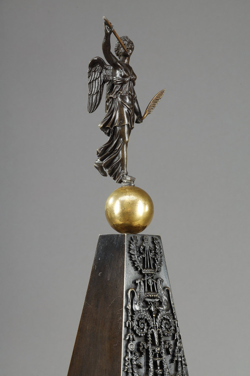 Obelisk-Pendeluhr aus patinierter und vergoldeter Bronze, Charles X