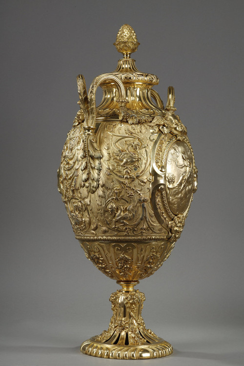Exceptionnel Vase couvert de forme ovoïde en bronze doré 