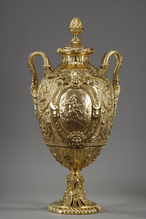 Exceptionnel Vase couvert de forme ovoïde en bronze doré 