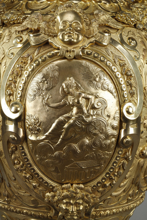 Exceptionnel Vase couvert de forme ovoïde en bronze doré 