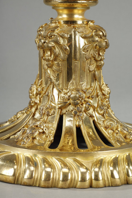 Exceptionnel Vase couvert de forme ovoïde en bronze doré 
