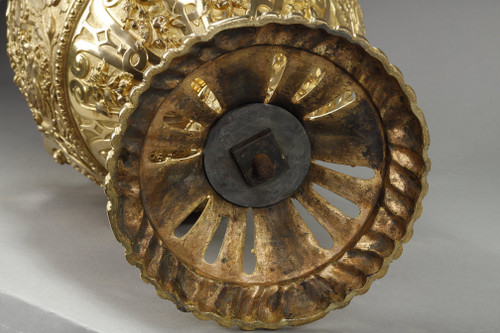 Exceptionnel Vase couvert de forme ovoïde en bronze doré 