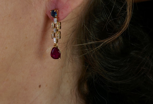 Paire De Boucles d'Oreille Saphirs, Diamants Et Rubis, Or 18 Carats.
