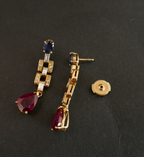 Paire De Boucles d'Oreille Saphirs, Diamants Et Rubis, Or 18 Carats.