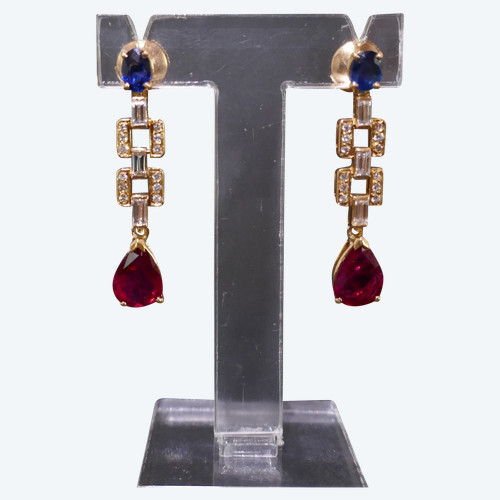 Paire De Boucles d'Oreille Saphirs, Diamants Et Rubis, Or 18 Carats.