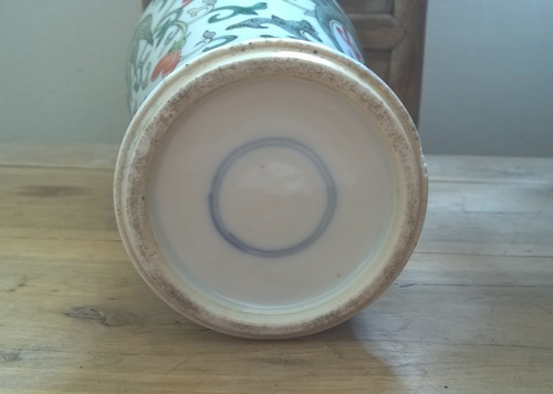 Seltene, chinesische Porzellan-Vase im Famille-Verte-Stil mit Phönix und Blumen im archaischen Stil, wahrscheinlich 19. Jh.