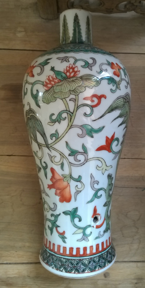 Seltene, chinesische Porzellan-Vase im Famille-Verte-Stil mit Phönix und Blumen im archaischen Stil, wahrscheinlich 19. Jh.